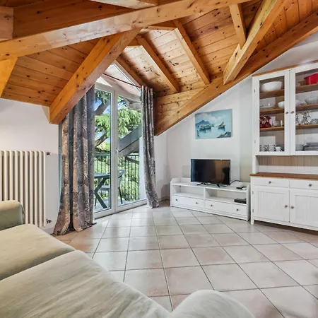 Village & 2* Colico